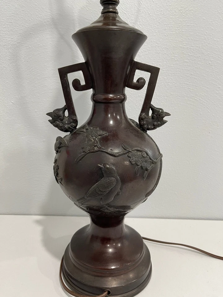 Antique Chinese or Japanese Bronze Vase w/ Birds & Flowers Mounted as Lamp - Imagem 4 de 4
