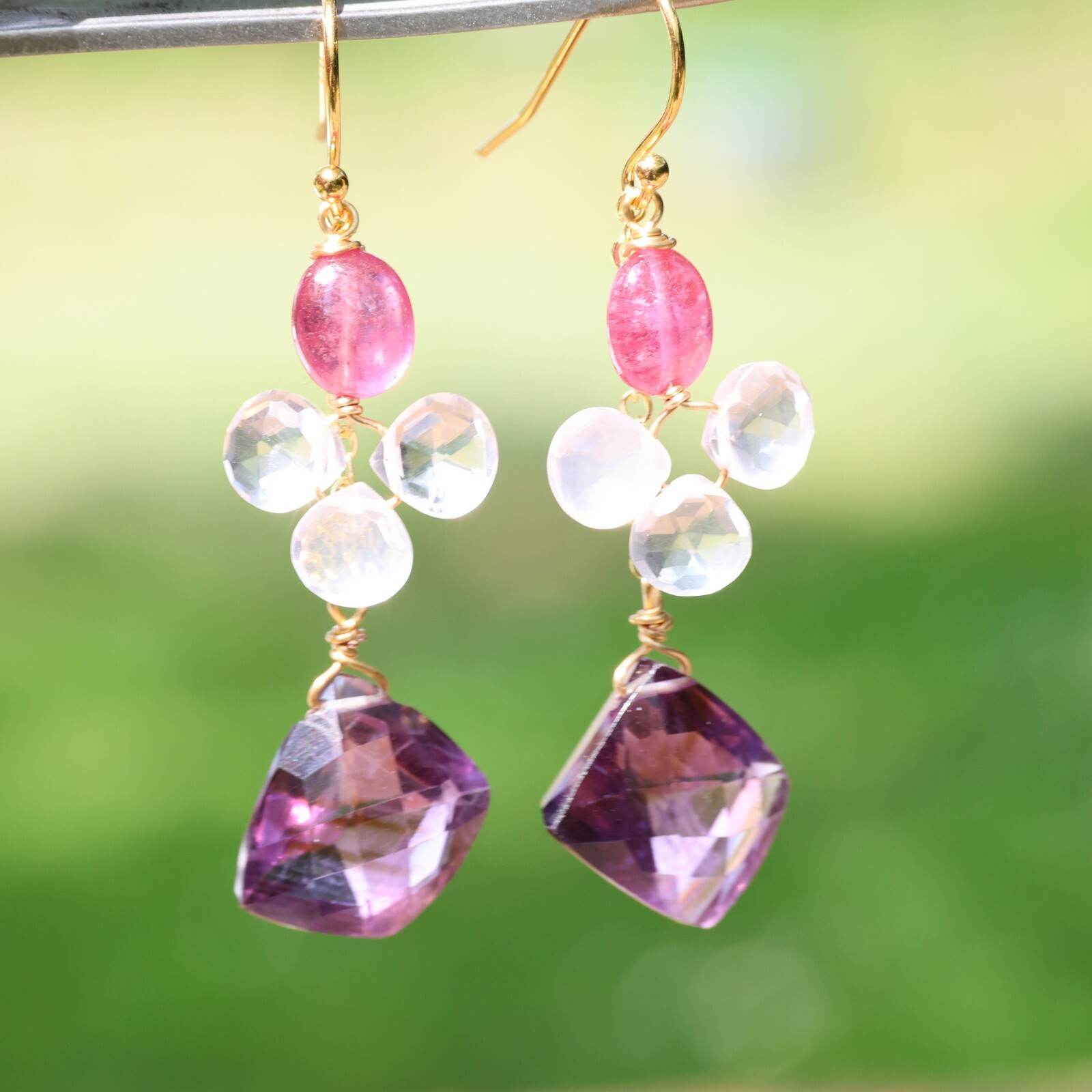 Saphir rose et améthyste en boucles d'oreilles pour vos soirées