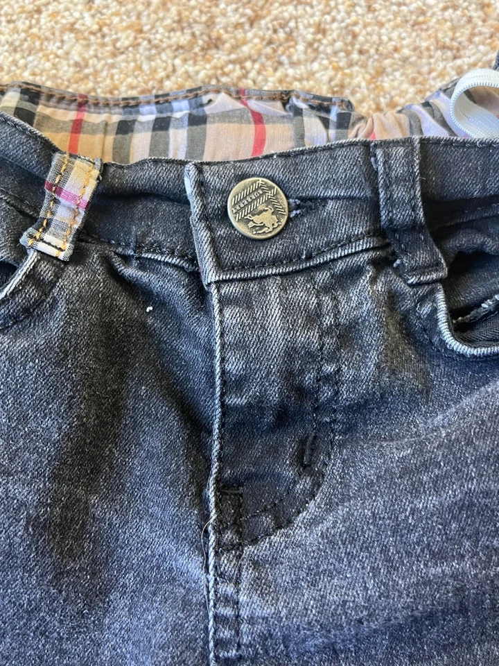 Pantalones de mezclilla Burberry para niñas pequeñas 4-5 negros lavados a la piedra ajustados con logotipo de cintura ajustable Foto 2 de 4