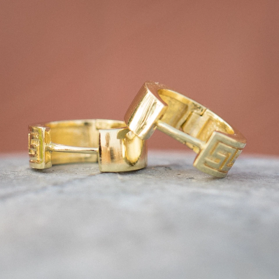 Pendientes tipo argolla griega maciza de oro amarillo de plata de ley enchapados en oro de 14K para hombre Foto 4 de 4