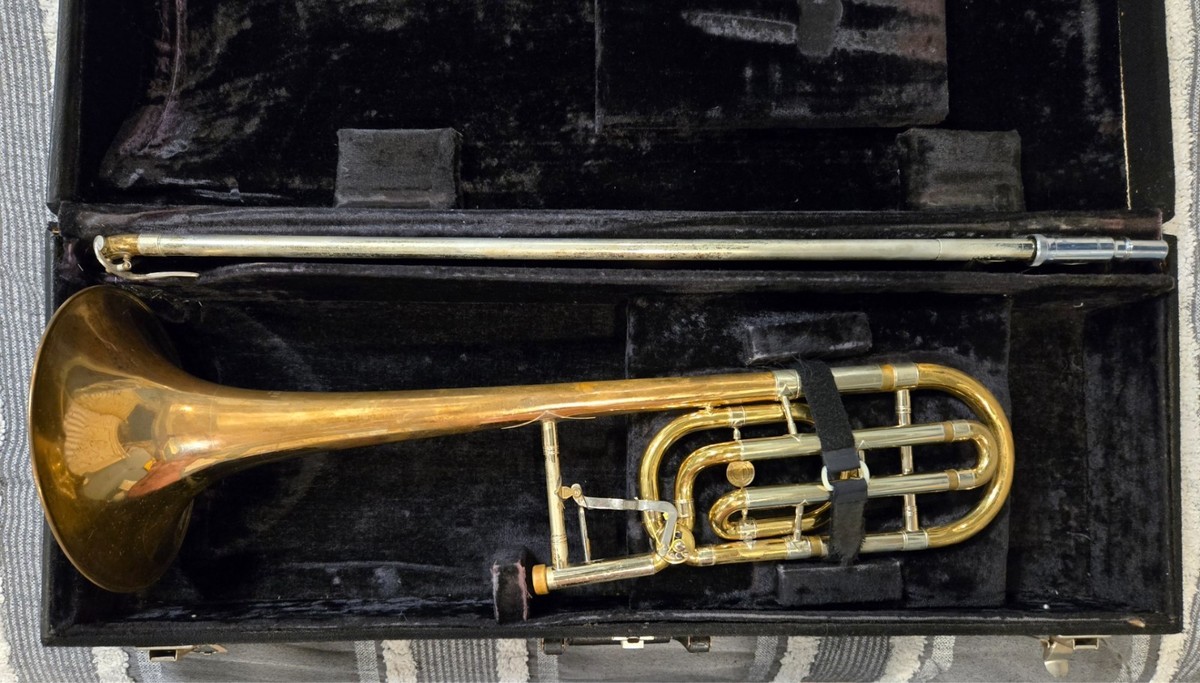 Holton TR150 Tenor Trombone Bb/F – Case, 2 Mouthpieces, Marching