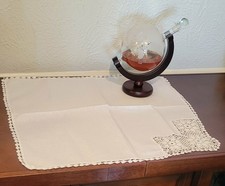 Runner da tavolo vintage in lino con accento all'uncinetto angolare, grande centrino in lino e uncinetto