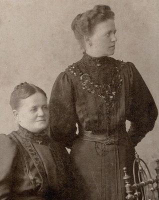 56/803 FOTO HARTPAPPE CDV FRAUEN HISTORISCHE KLEIDUNG SCHMUCK BENSHEIM SCHMIDT