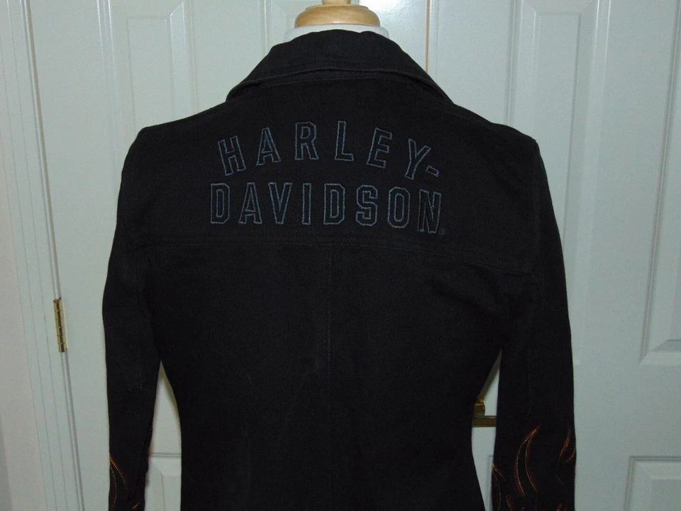 Abrigo plumero Harley Davidson con llamas bordadas.  Abrigo estilo plumero. Foto 4 de 4