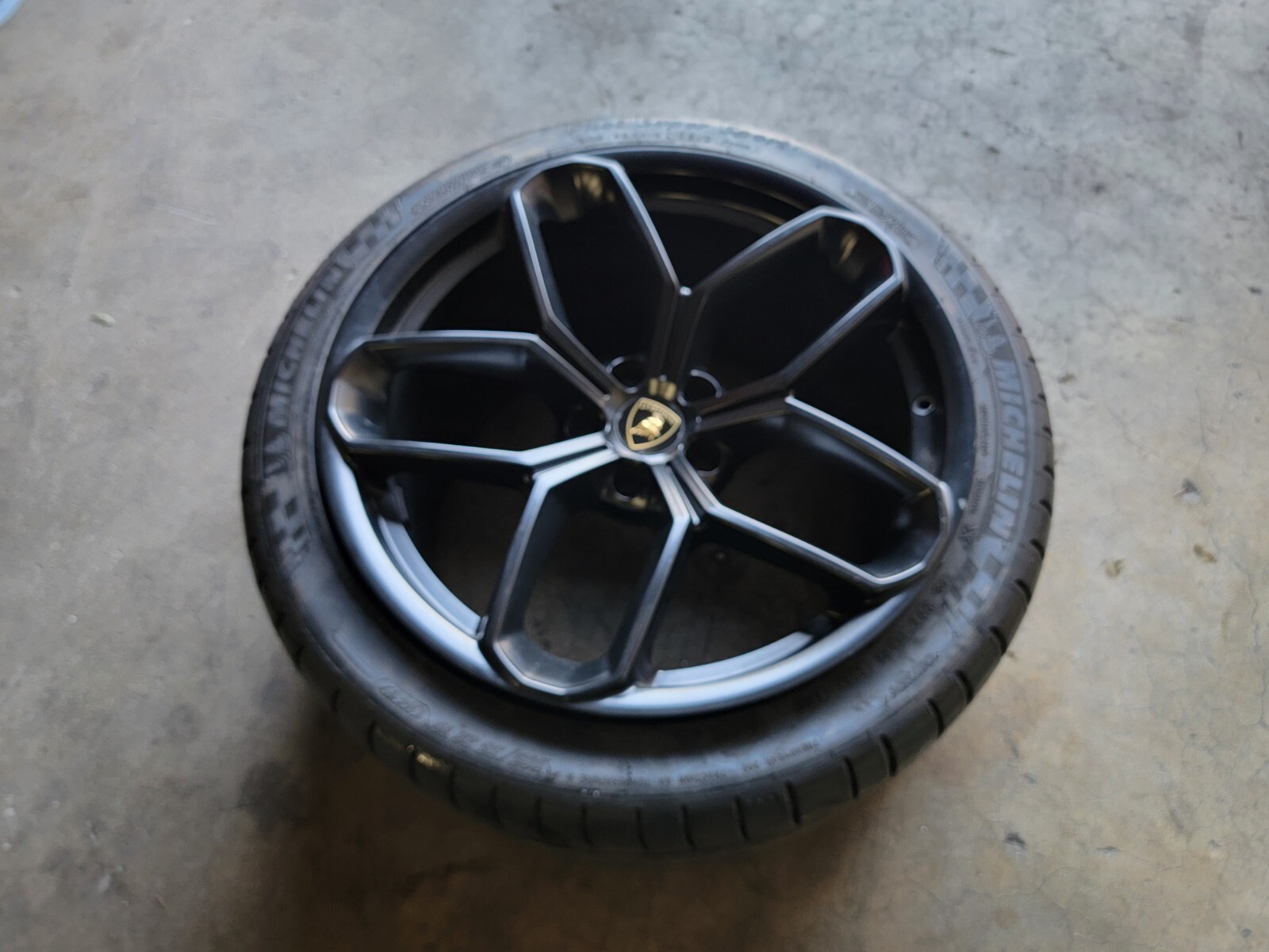 LAMBORGHINI HURACAN LP580 KARI REAR WHEEL RIM WITH TIRE OEM 4T0601017K BLACK