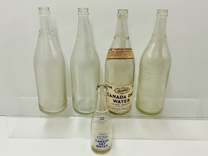 LOT OF 5: VTG CANADA DRY DECO EMB GLASS SODA BOTTLES (1 PAPER LABEL) INDY/NY/AUG