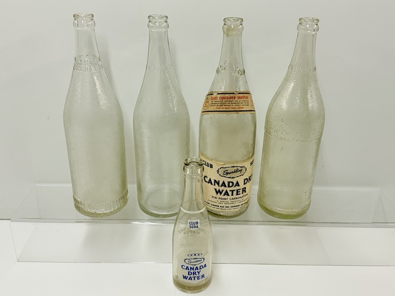 LOT OF 5: VTG CANADA DRY DECO EMB GLASS SODA BOTTLES (1 PAPER LABEL) INDY/NY/AUG