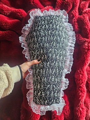 Handarbeit Sarg Kissen Kissen Samt Spitze Emo Punk Goth Gothic Rosa Skelett