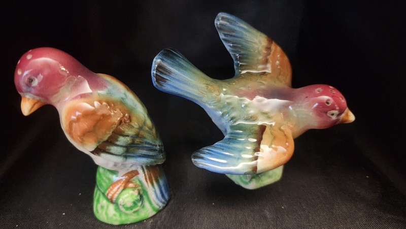  Vintage Flying  &Perched  Bird Salt and Pepper Shakers Ceramic, gorgeous colors
