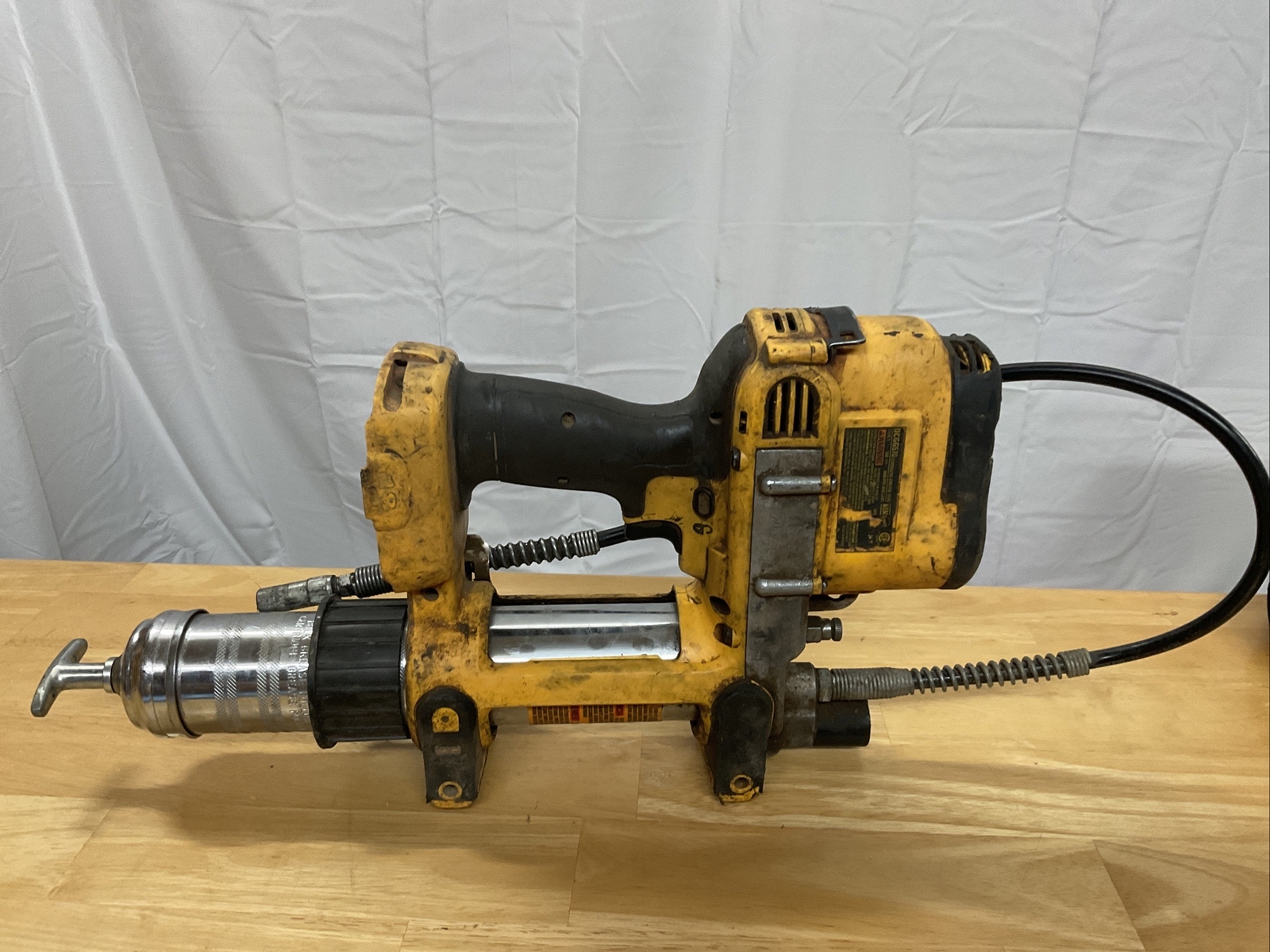 DeWalt 18v 18 Volt Grease Gun DCGG570 eBay
