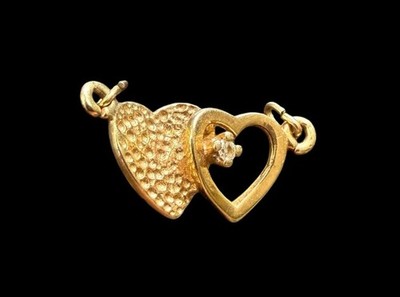 14k Gelbgold Doppel Herz Diamant Chip Anhänger gehämmert Textur 
