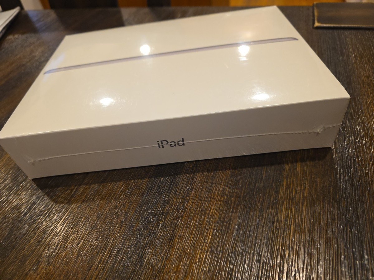 Apple iPad (6th Generation) A1893 32 GB, Wi-Fi, 9.7 in - Space