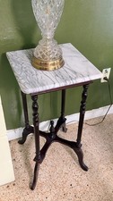 Ancien piédestal en marbre support plante bois foncé pieds sculptés table d'appoint