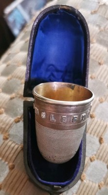 Nur ein Fingerhut antiker versilberter Schnapsbecher & original bestücktes Etui. 