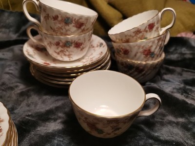 Minton Ancestral Teetassen und Untertassen. Sechs Einstellungen. Zwei verschiedene Epochen