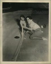 1934 Press Photo Goodyear Tire & Rubber Co girls & world's largest balloon