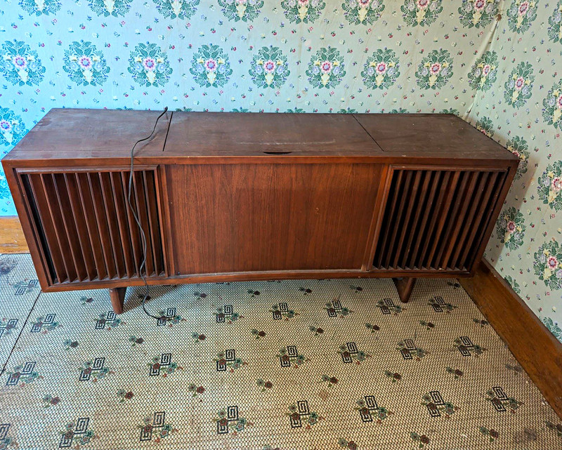 1967 RCA Victor Annapolis Mark II Mid-Century Modern Stereo Console Wood Cabinet