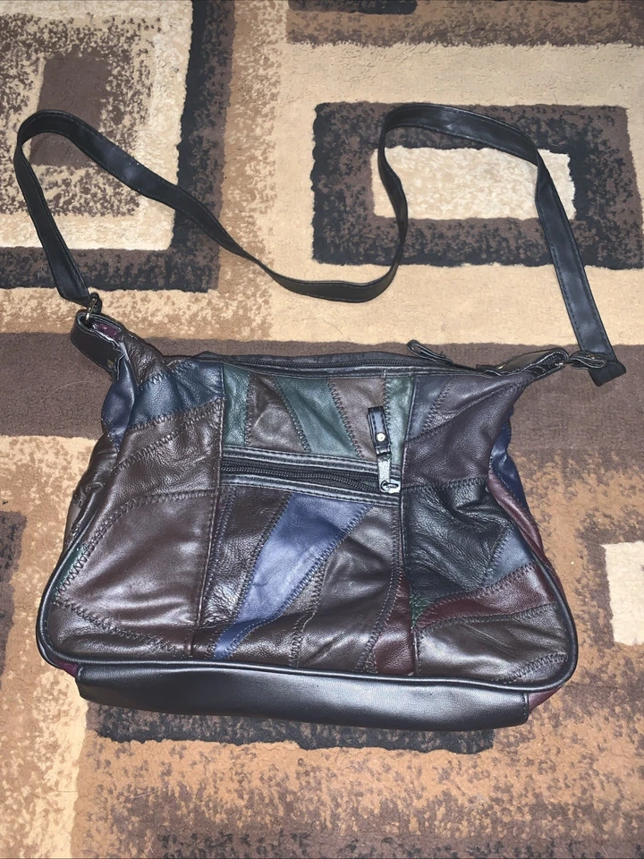 Libro de bolsillo Covington con correa ajustable parche multicolor para mujer Foto 3 de 4