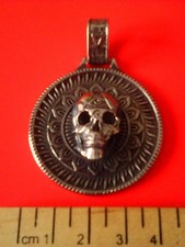Ciondolo testa di teschio in rilievo