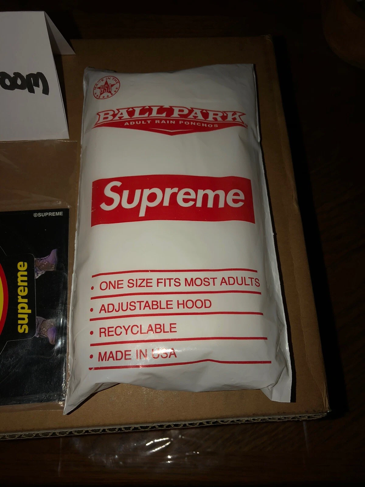 Supreme X Ballpark Box logo poncho et autocollant SS20 neuf scellé blanc prêt à être expédié