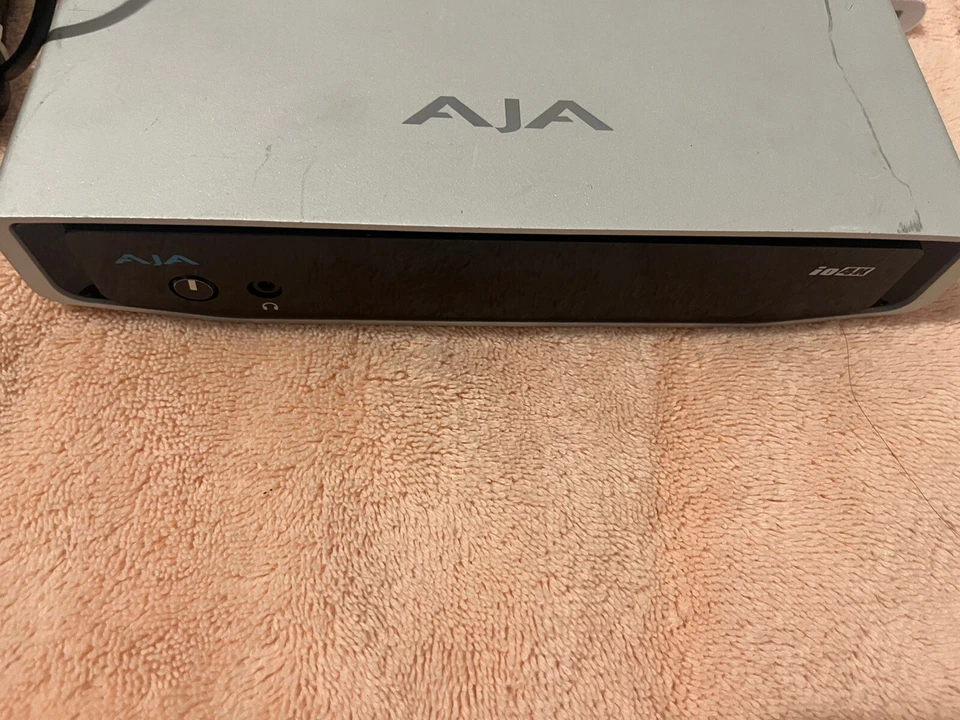 AJA IO-4K UltraHD HDMI y E/S SDI con Thunderbolt-2 + Adaptador Thunderbolt-3 Foto 2 de 4