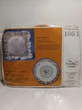 The Creative Circl Sister is a Forever Friend Stitching Kit Hoop #1951