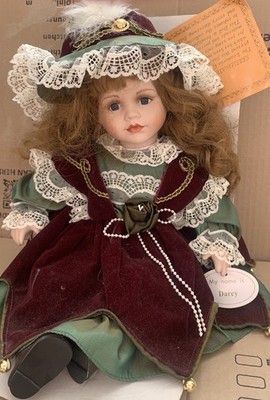 Leonardo Collector s - Darcy - Porzellanpuppe mit Hut, grünes & burgunderfarbenes Kleid 