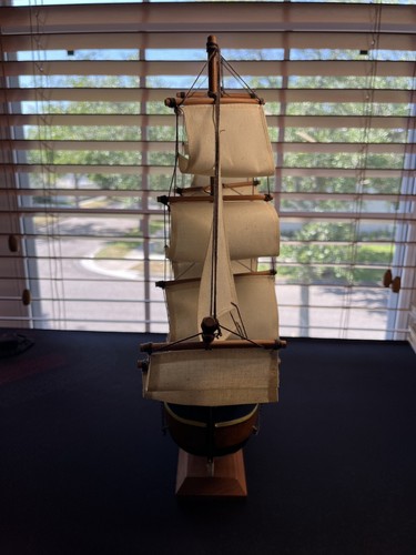 H.M.S. Endeavour "Heritage Mint" Wood Model Ship 20"L x 18"T x 4" VINTAGE - Picture 3 of 5