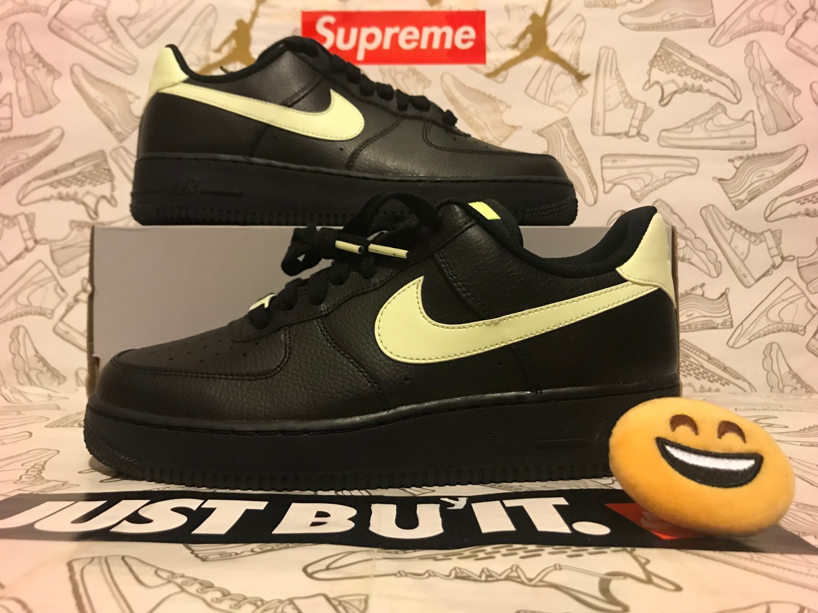 Nike Air Force 1 '07 Womens 315115-040 Black Barely Volt Glow Wmns 10.5=Mens 9 Nike Air Force 1 '07 Womens 315115-040 Black Barely Volt Glow Wmns 10.5=Mens 9
