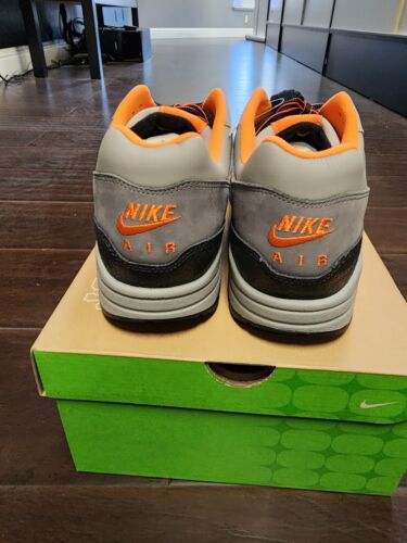 HUF x Nike Air Max 1 SP arancione brillante 2024 HF3713-001 da uomo taglia 13 US NUOVE - Foto 4 di 6