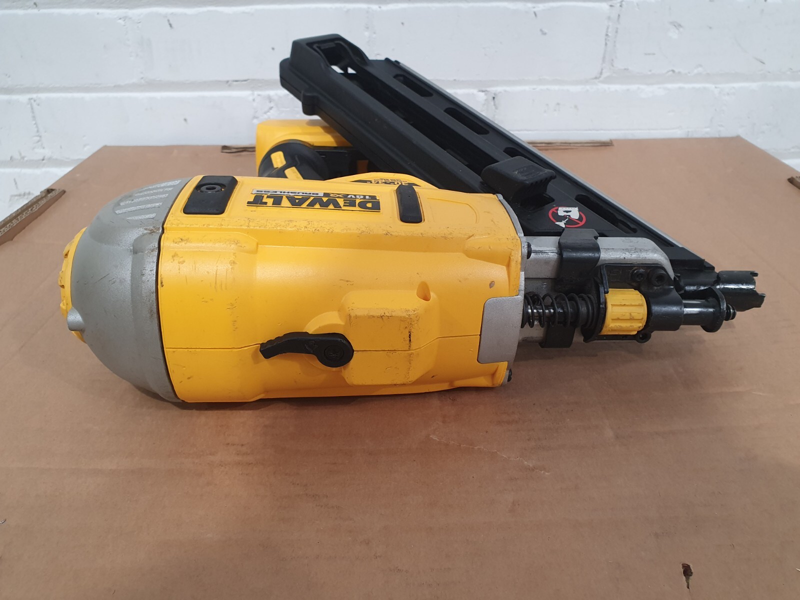 DEWALT DCN692 90MM 18V LIION XR BRUSHLESS FIRST FIX CORDLESS NAIL GUN