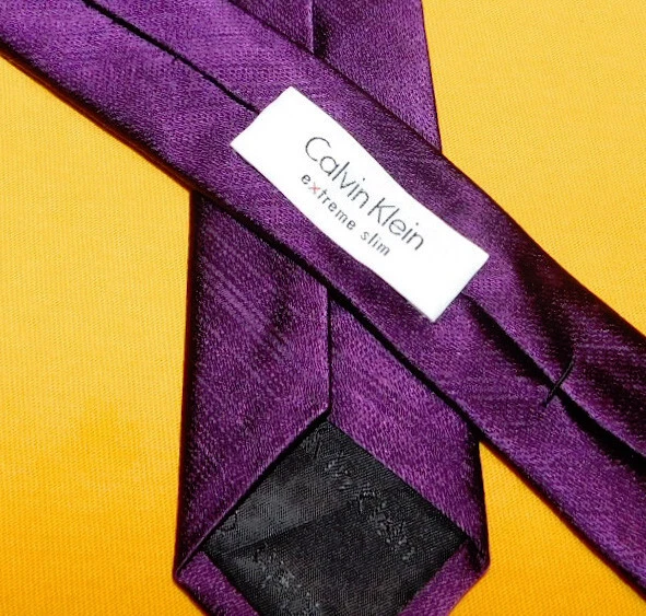CALVIN KLEIN CORBATA DELGADA EXTREMA A RAYAS MORADAS/BORGOÑA - CORBATAS - CORBATAS DE DISEÑADOR. Foto 3 de 3