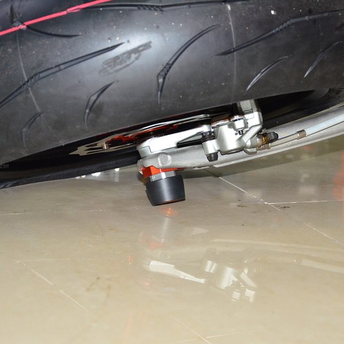 Rear Axle Slider Crash Protector For Husqvarna 701 Supermoto / Enduro / Vitpilen - Picture 6 of 10