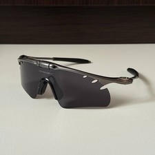 Occhiali da sole Oakley Mag montatura M lenti nere