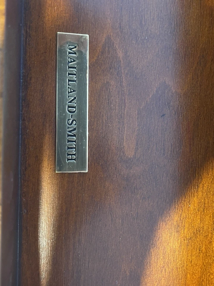 Consola Maitland Smith Luis XV con tapa de cuero y detalles de latón. Foto 4 de 4