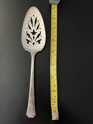VINTAGE 1946 TUDOR PLATE ONEIDA COMMUNITY SILVER PLATE CAKE/PIE SERVER - FLORAL