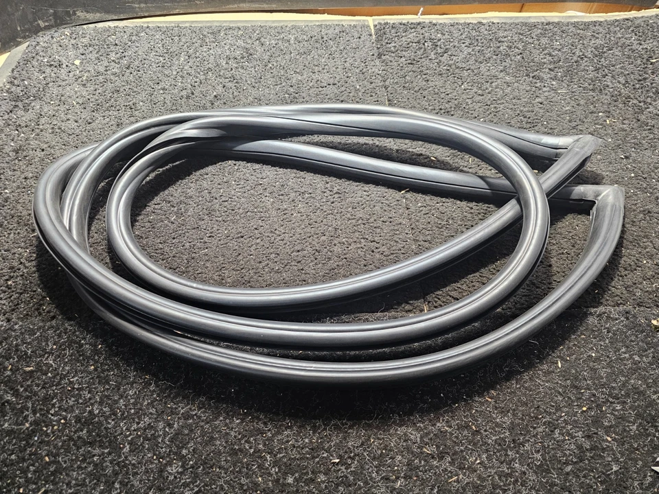 Windshield Weatherstrip Without Trim Groove Chevrolet C10 1967-1972 WSWS26 - Image 3 of 4