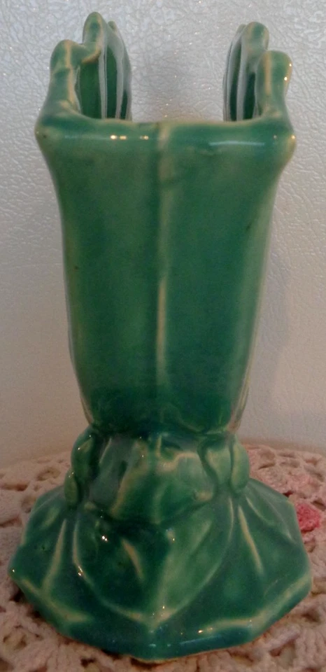 VINTAGE ORIGINAL MCCOY LEAVES & BERRIES FAN VASE TURQUOISE GRRENISH BLUE (chip) - Image 2 of 4