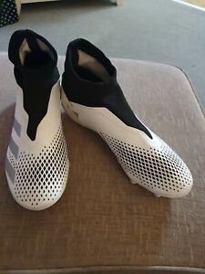 laceless