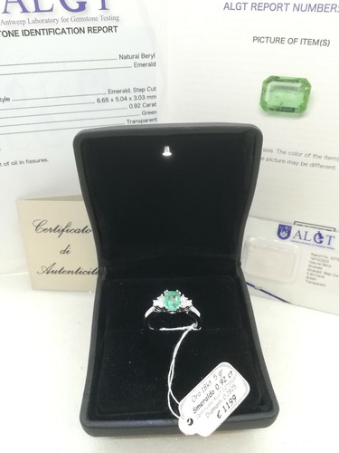 Anello da donna oro bianco 18 kt con Smeraldo 0,92ct e diamanti 0,28ct - Foto 6 di 12