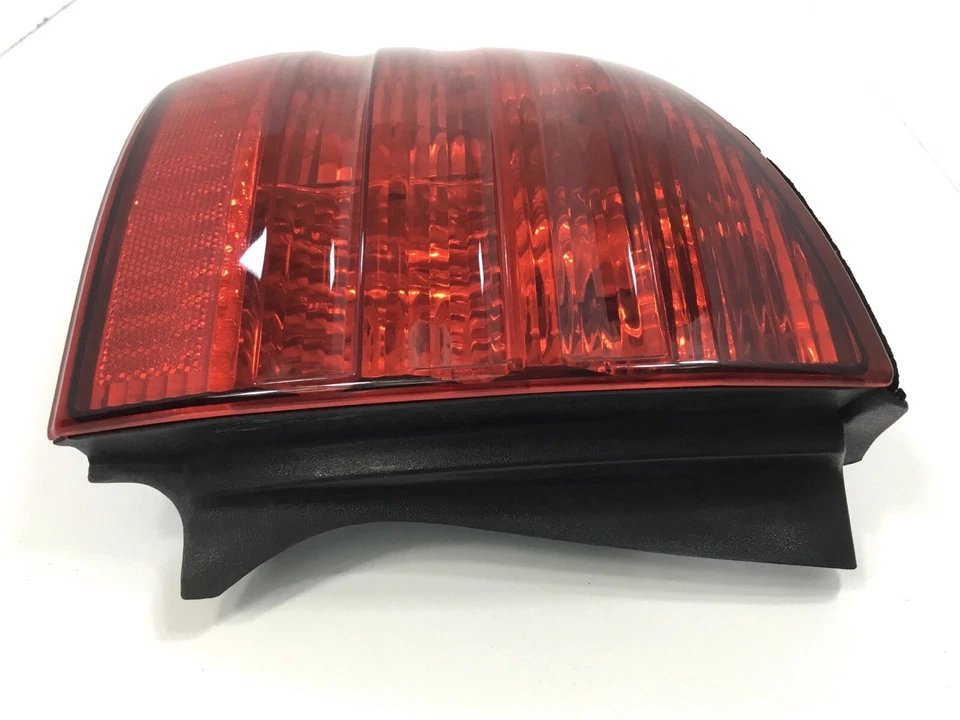 Luz trasera de freno de esquina izquierda izquierda Lincoln LS 2000-2002 lado del conductor limpia y lista Foto 3 de 4