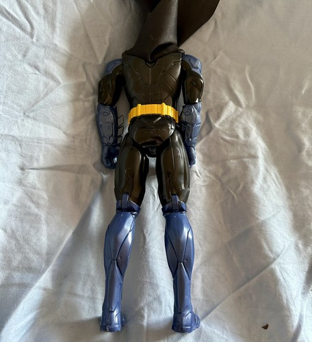 "Figura de acción de colección Batman 11 1/2"" DC Comics con capa de tela #67800 azul y negro" - Imagen 3 de 3
