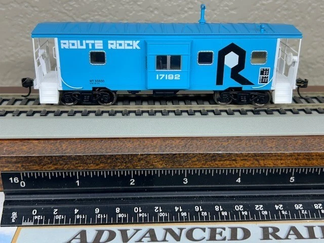 ROCK ISLAND " ROCK " BAY WINDOW CABOOSE - HO SCALE w/INTERIOR PLATINUM - RTR NEW - Image 2 of 4