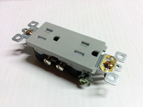 50 piezas 15A Decorador Dúplex Receptáculos 15 Amp Resistente a Manipulaciones GRIS Decora TR - Imagen 2 de 4