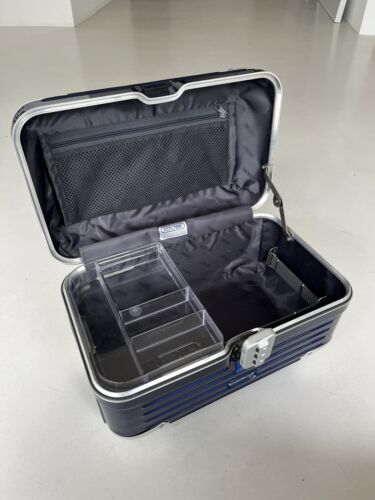 RIMOWA Limbo Beauty Case in blau - Bild 7 von 8
