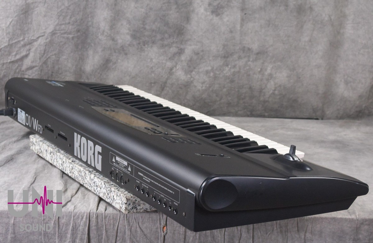 KORG 01/W FD Music Workstation Synthesizer in Very Good Condition