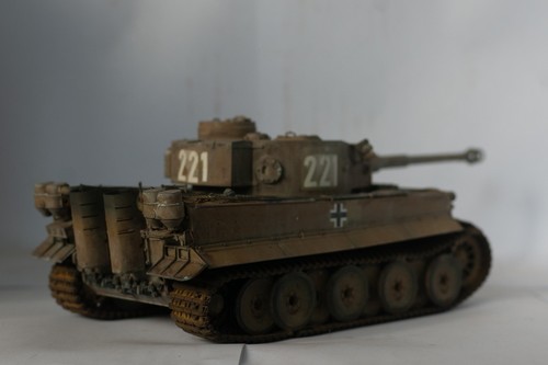 Built 1/35 1:35 GERMAN TIGER early 221 Tank Model (Assembled and painted) - Picture 6 of 17