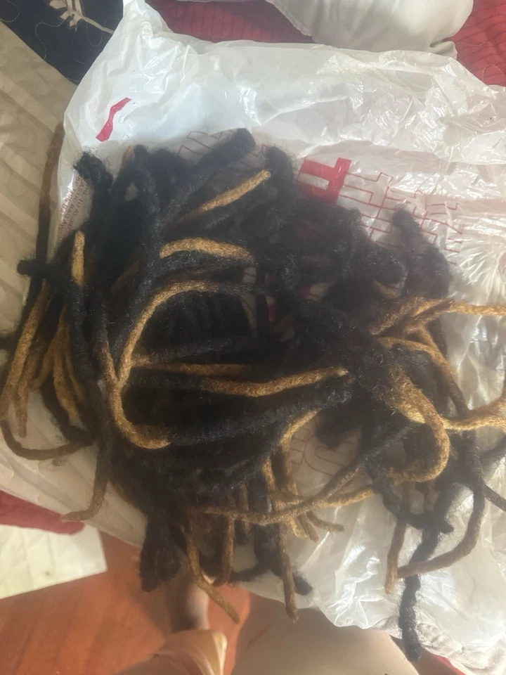 “Extensiones Faux Locs – 60 pyès, Nwa & Blond, Bon Eta” Foto 3 de 4