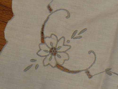Vtg Unique Small Tablecloth Embroidered Cutwork Scalloped Edges Linen 30" Cream - Picture 3 of 4