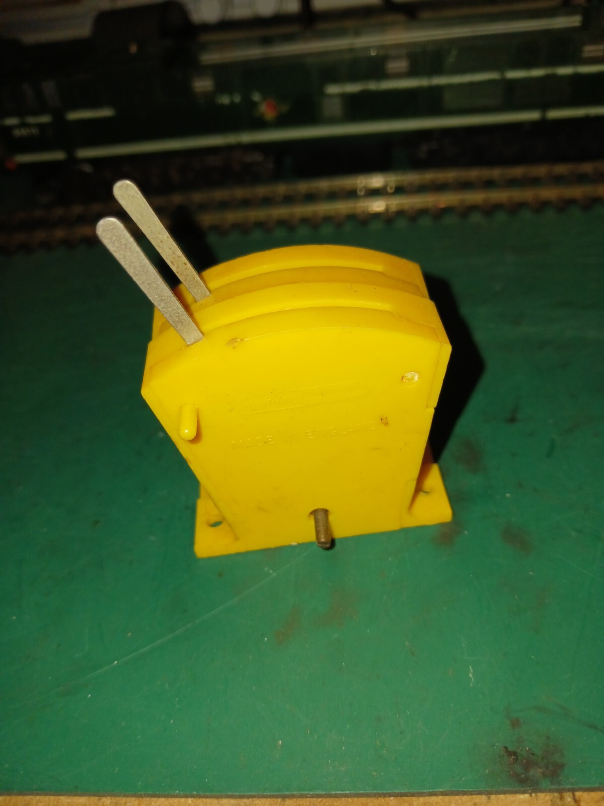 Hornby R046 ONON To Way Lever Switch, Yellow OO Gauge X2 eBay